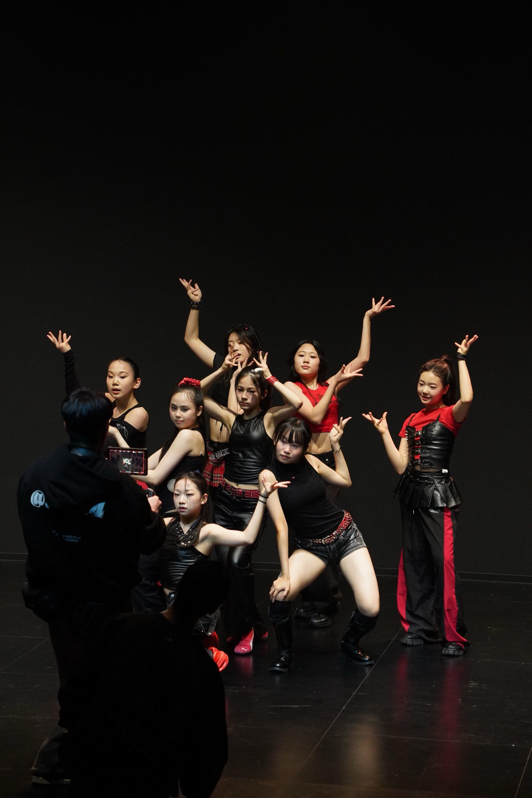 A performance still from a Keens Seoul stage shoot
